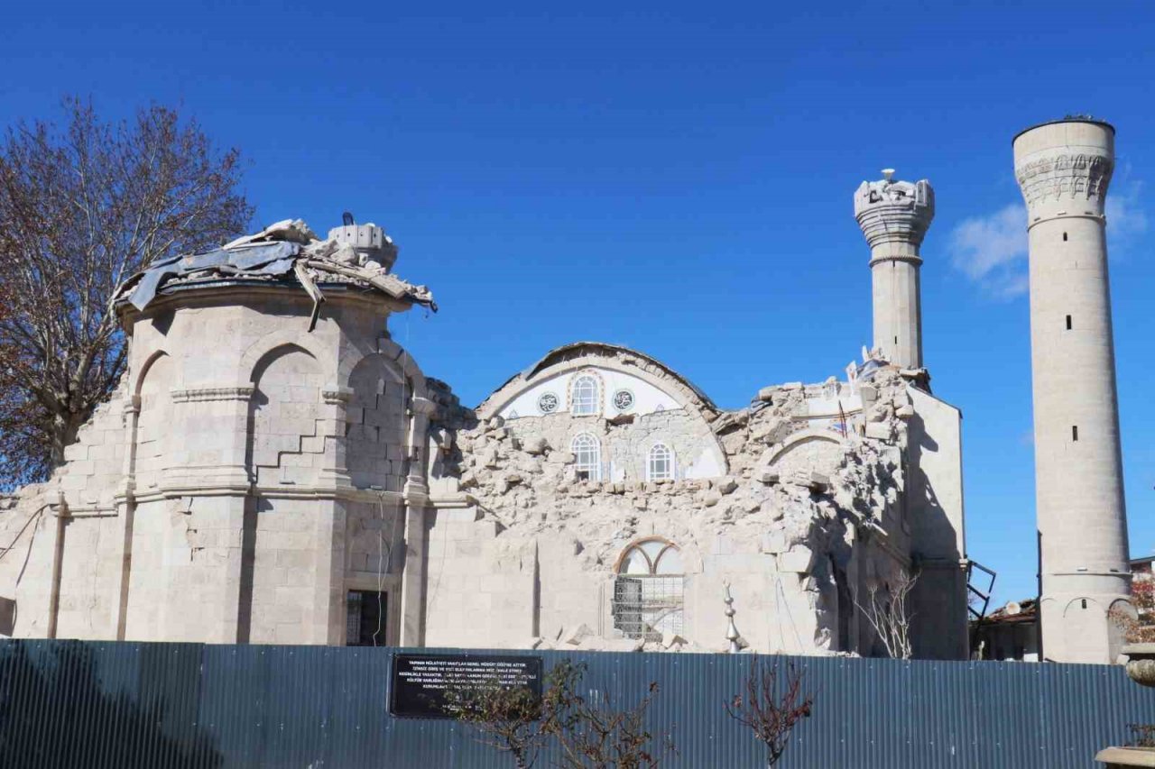 Malatya’da depremlerde 25 cami yıkılırken, 3 din görevlisi vefat etti