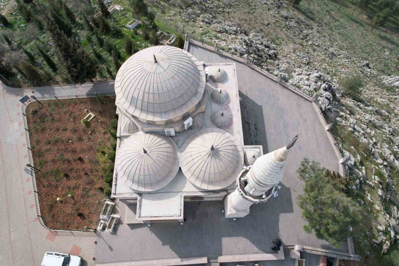 Hz Malik Bin Ejder türbesi dimdik ayakta