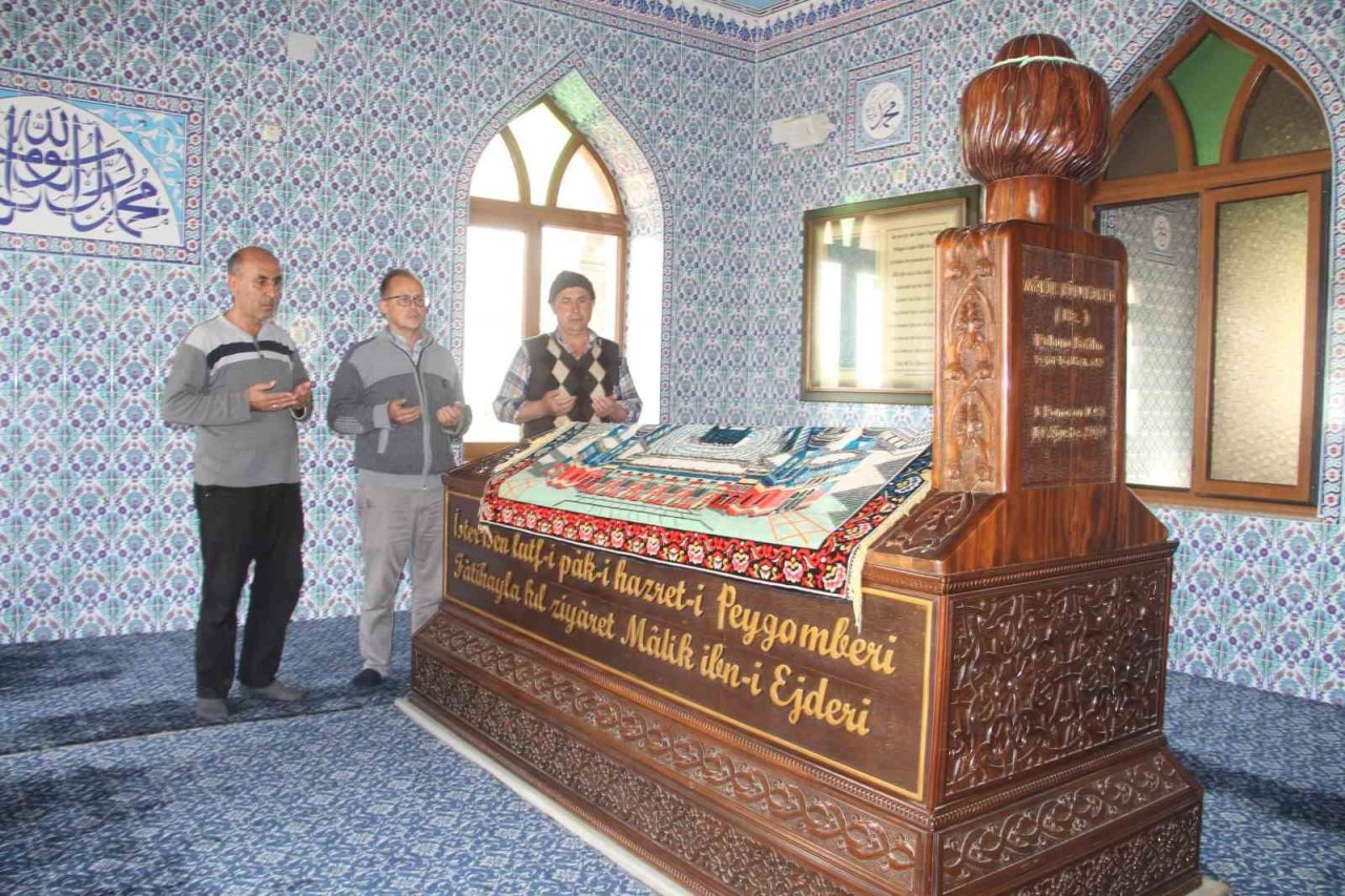 Hz Malik Bin Ejder türbesi dimdik ayakta