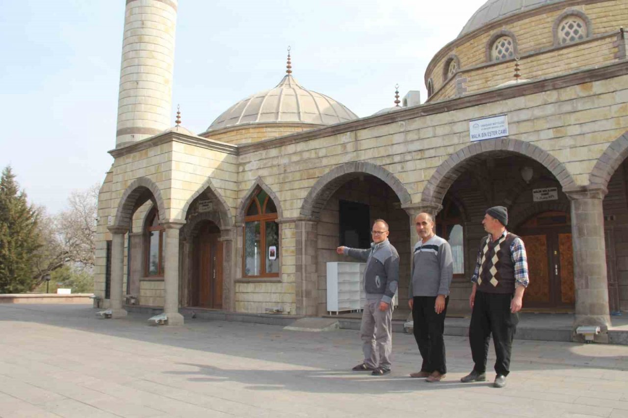 Hz Malik Bin Ejder türbesi dimdik ayakta