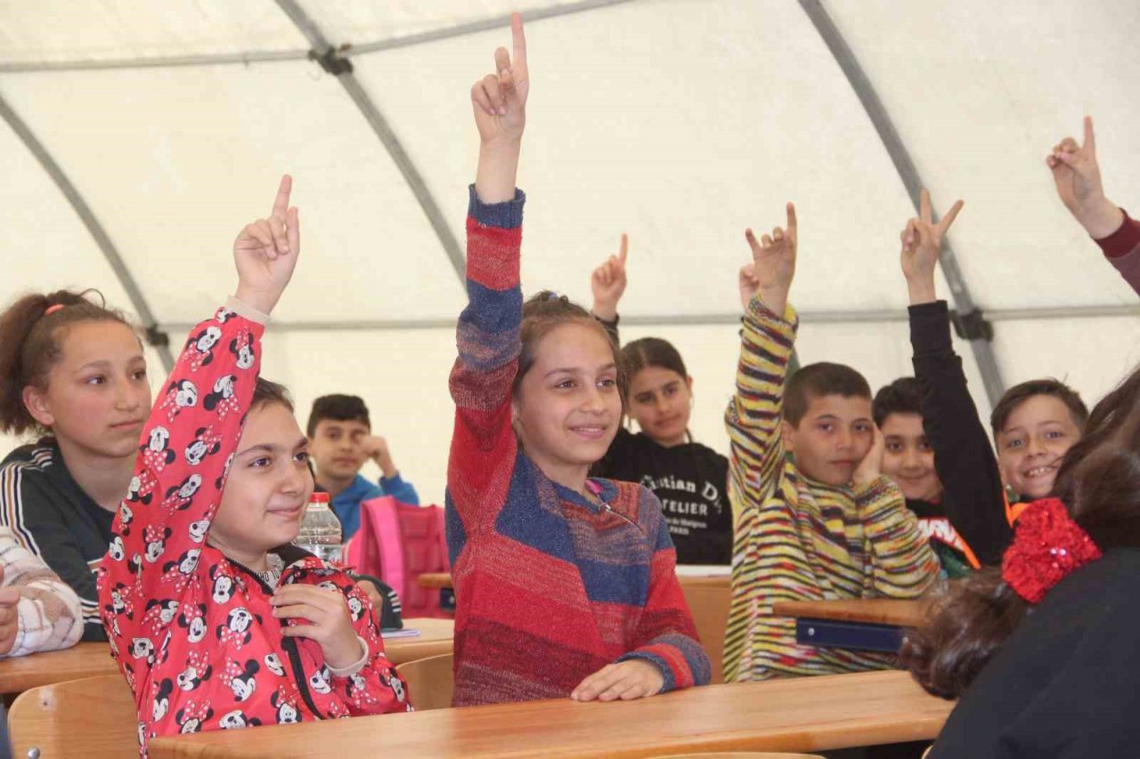 Depremzede öğrenciler, eğitime çadır okullarda devam ediyor