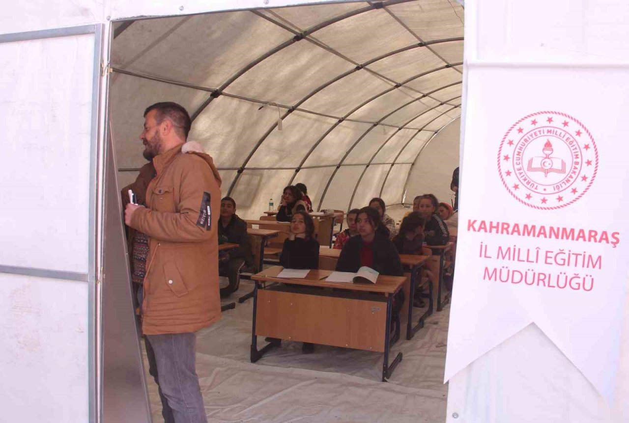 Depremzede öğrenciler, eğitime çadır okullarda devam ediyor