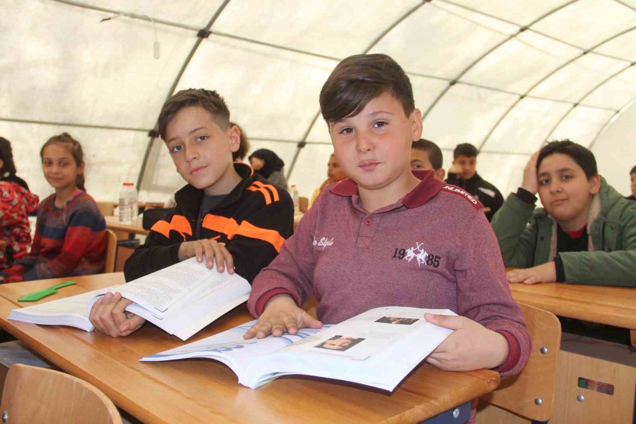 Depremzede öğrenciler, eğitime çadır okullarda devam ediyor