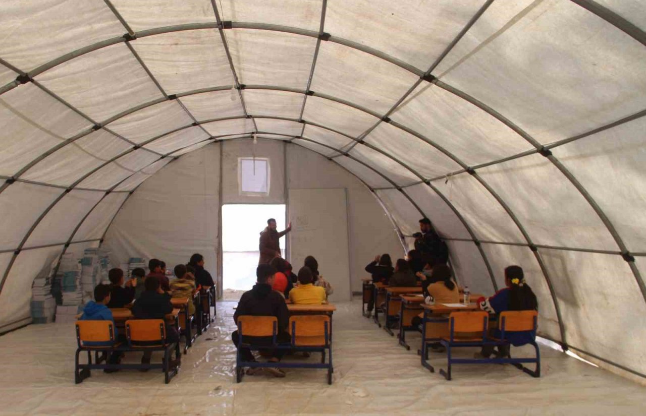Depremzede öğrenciler, eğitime çadır okullarda devam ediyor
