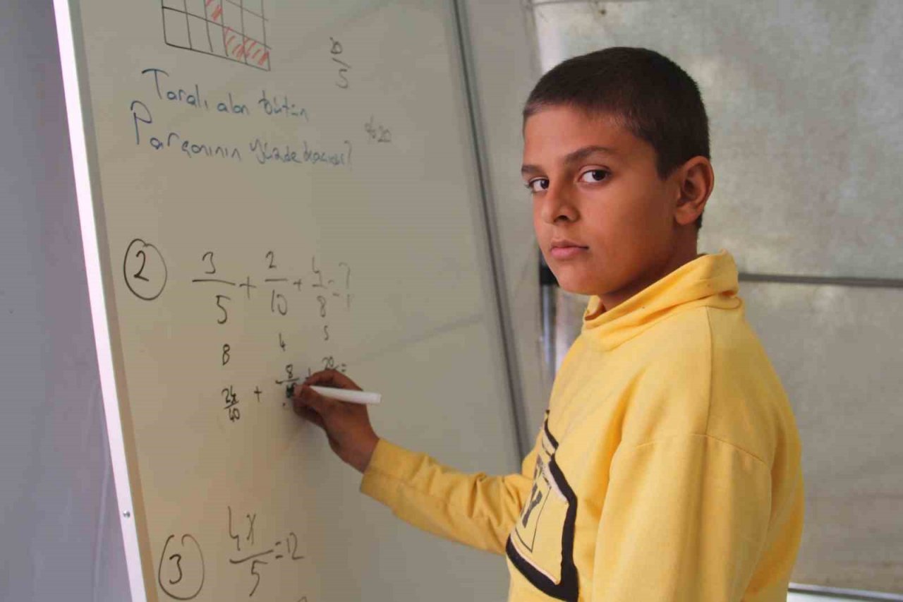 Depremzede öğrenciler, eğitime çadır okullarda devam ediyor