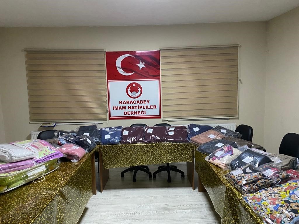 Karacabey’de kadınlar depremzedeler için eşofman ve pijama takımı dikiyor