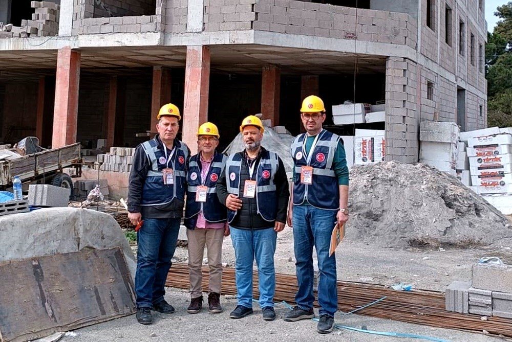 Kastamonu Üniversitesi öğretim üyeleri, deprem bölgesinde hasar tespit çalışmalarını sürdürüyor