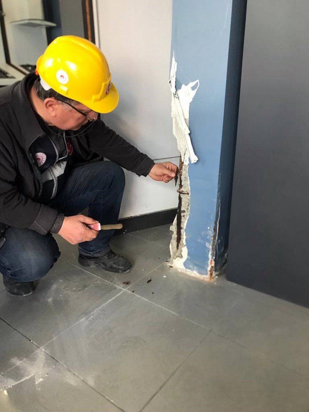 Kastamonu Üniversitesi öğretim üyeleri, deprem bölgesinde hasar tespit çalışmalarını sürdürüyor