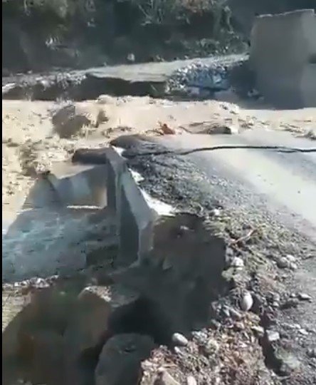 Kar sularının erimesiyle büzden yapılan köprü tekrar yıkıldı