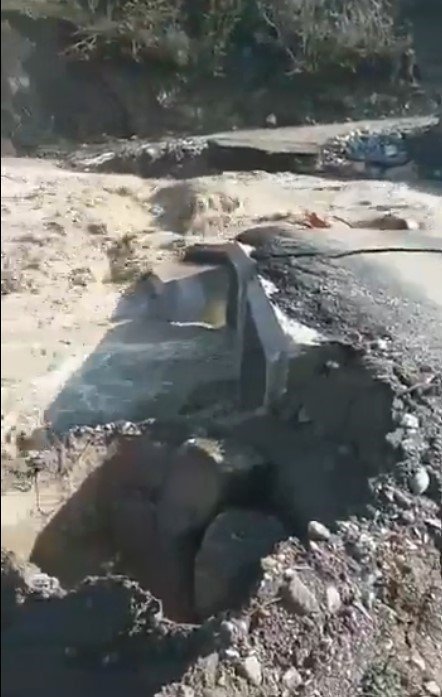 Kar sularının erimesiyle büzden yapılan köprü tekrar yıkıldı