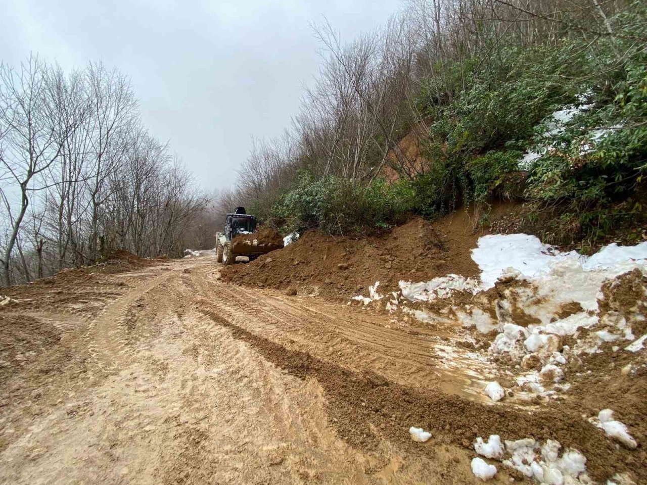 Kastamonu’da heyelan sebebiyle kapanan köy yolu ulaşıma açıldı