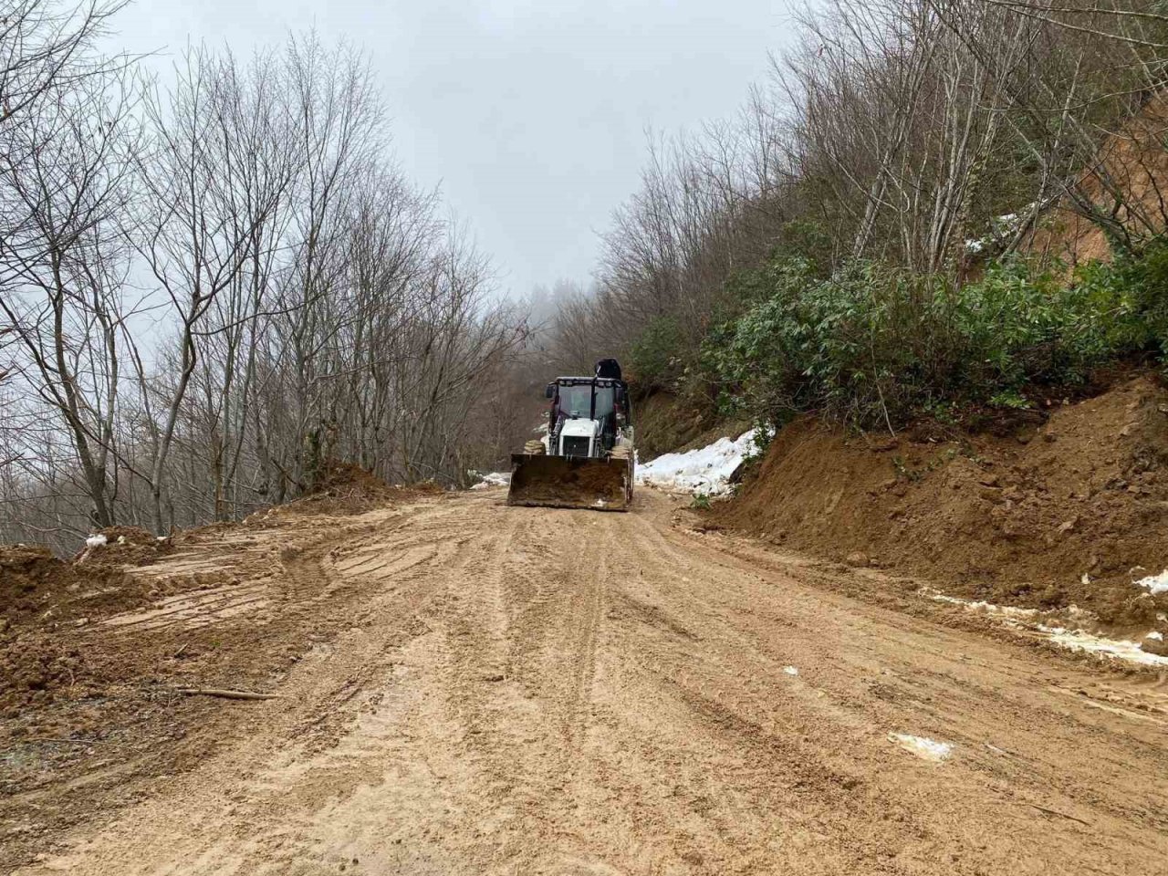 Kastamonu’da heyelan sebebiyle kapanan köy yolu ulaşıma açıldı