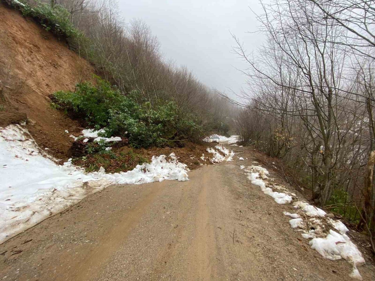 Kastamonu’da heyelan sebebiyle kapanan köy yolu ulaşıma açıldı