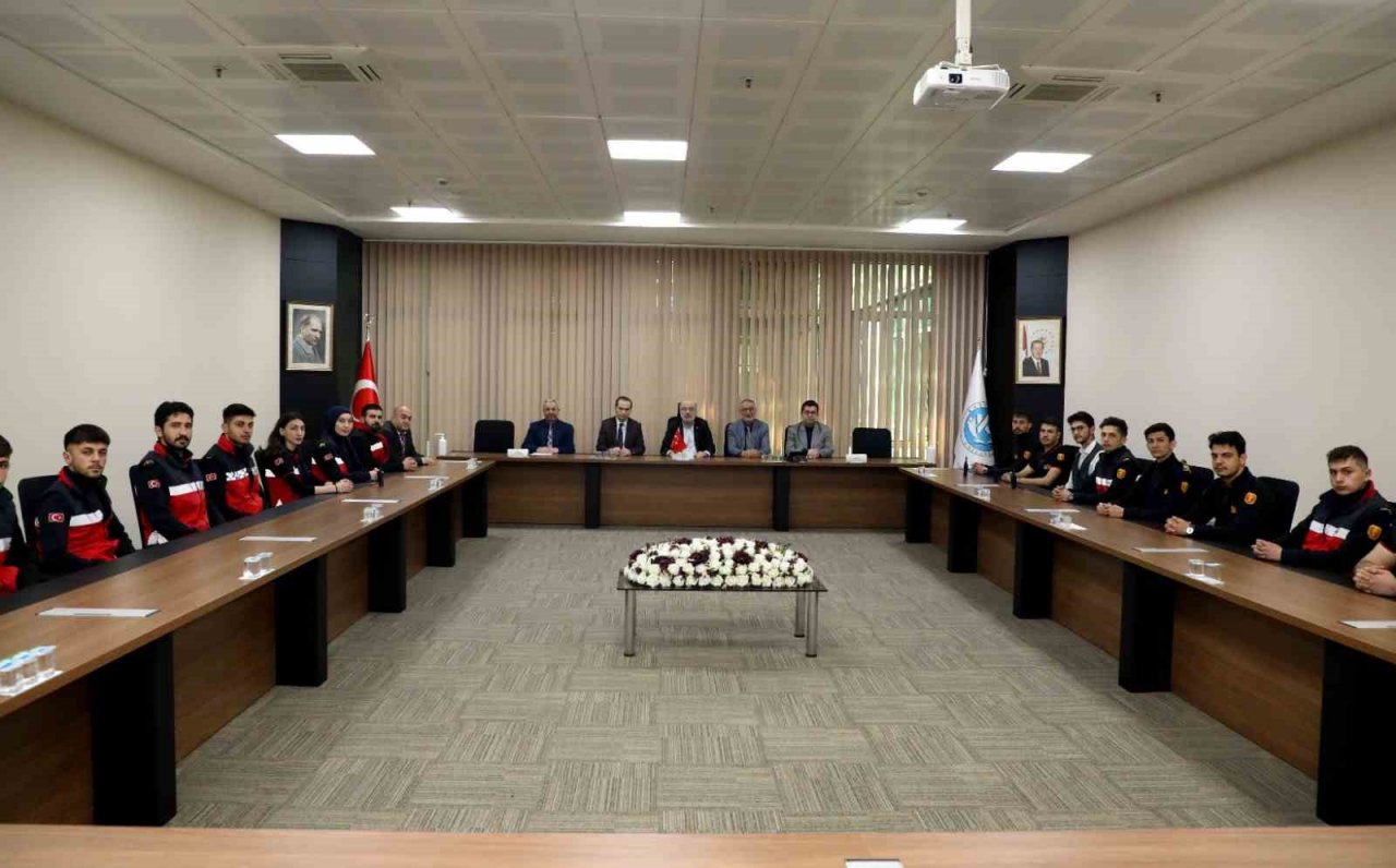 Arama kurtarma çalışmalarına katılan öğrencilerden Rektör Karamustafa’ya ziyaret