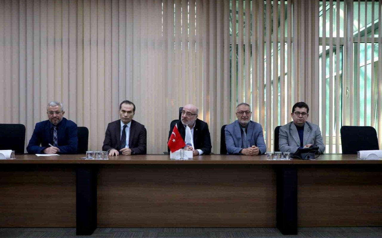 Arama kurtarma çalışmalarına katılan öğrencilerden Rektör Karamustafa’ya ziyaret