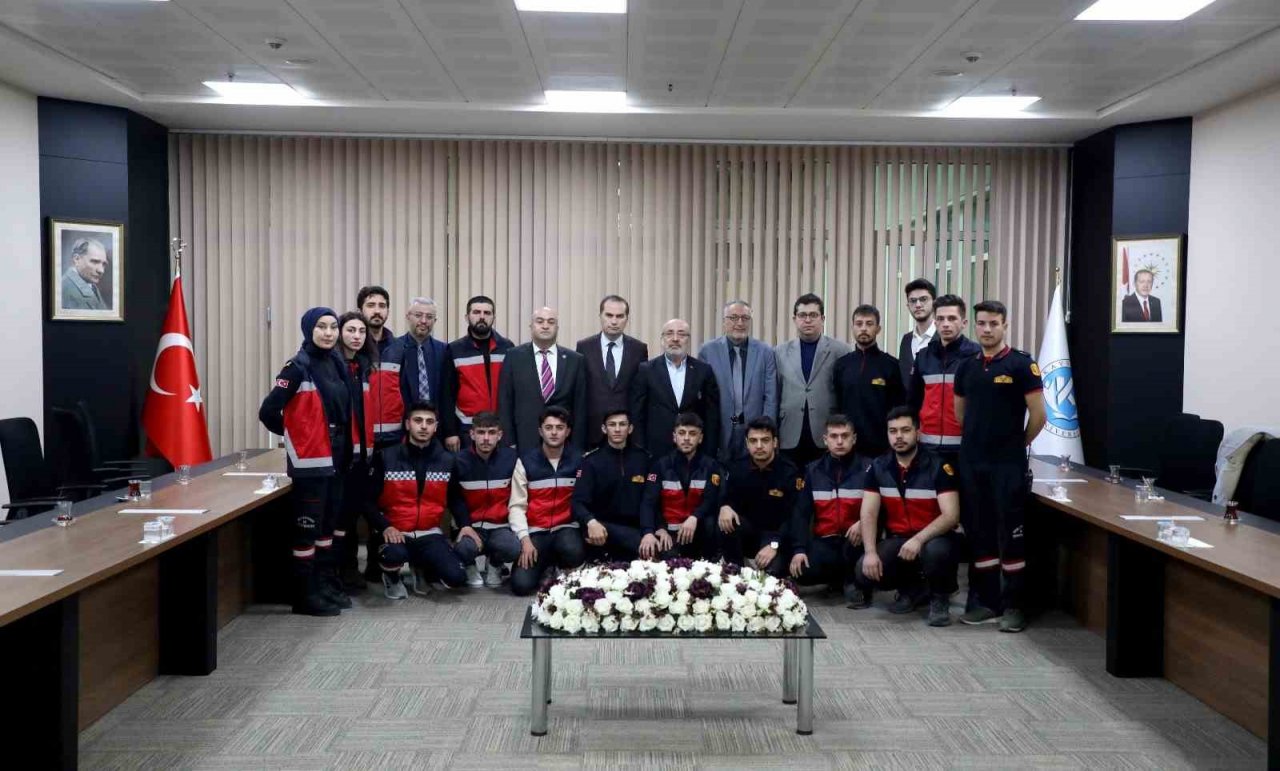 Arama kurtarma çalışmalarına katılan öğrencilerden Rektör Karamustafa’ya ziyaret