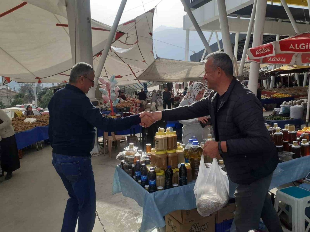 Başkan Topaloğlu pazar esnafını ziyaret etti