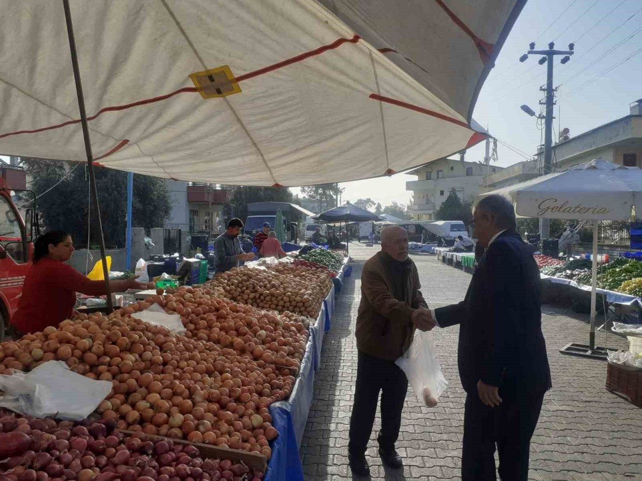 Başkan Topaloğlu pazar esnafını ziyaret etti