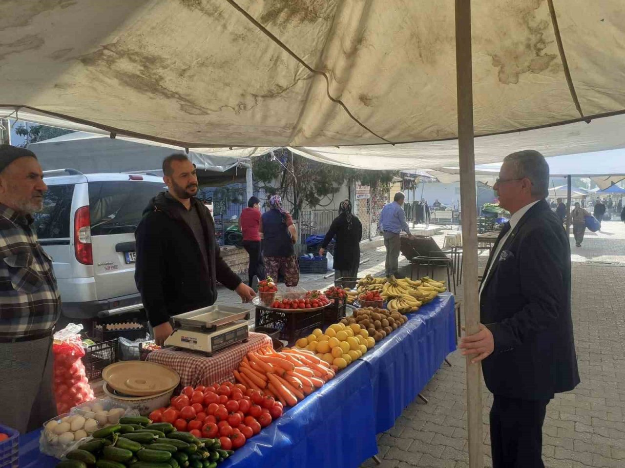 Başkan Topaloğlu pazar esnafını ziyaret etti