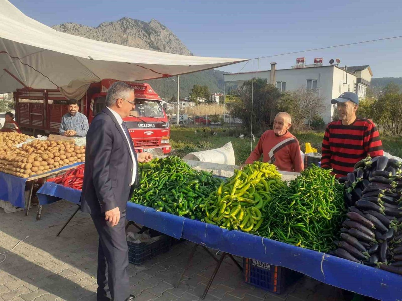 Başkan Topaloğlu pazar esnafını ziyaret etti