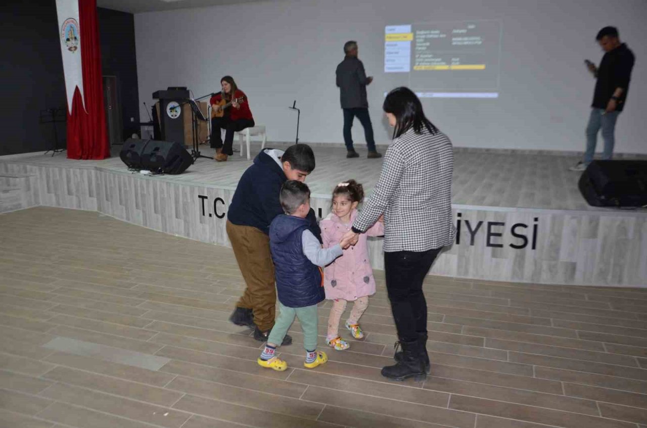 Koçarlı Belediyesi depremzede çocuklara moral oluyor