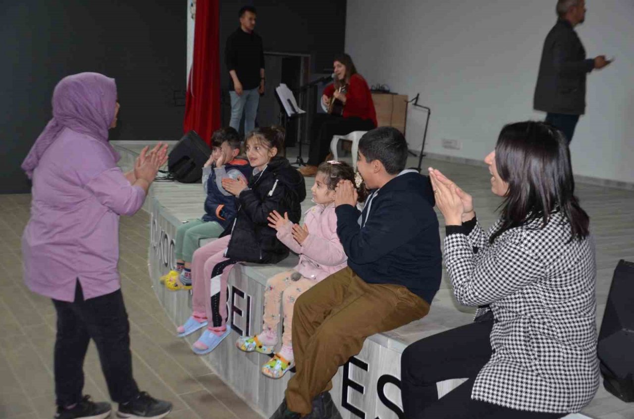 Koçarlı Belediyesi depremzede çocuklara moral oluyor