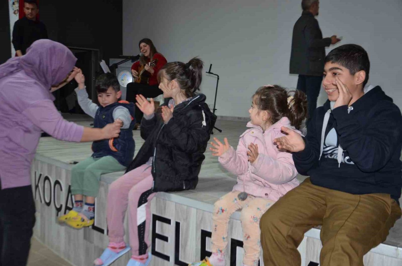 Koçarlı Belediyesi depremzede çocuklara moral oluyor