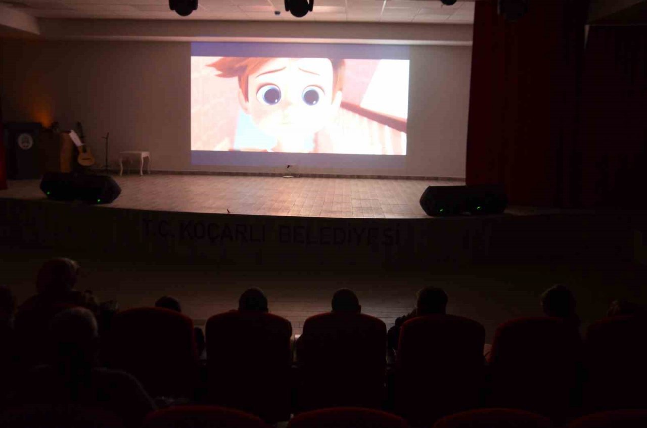 Koçarlı Belediyesi depremzede çocuklara moral oluyor