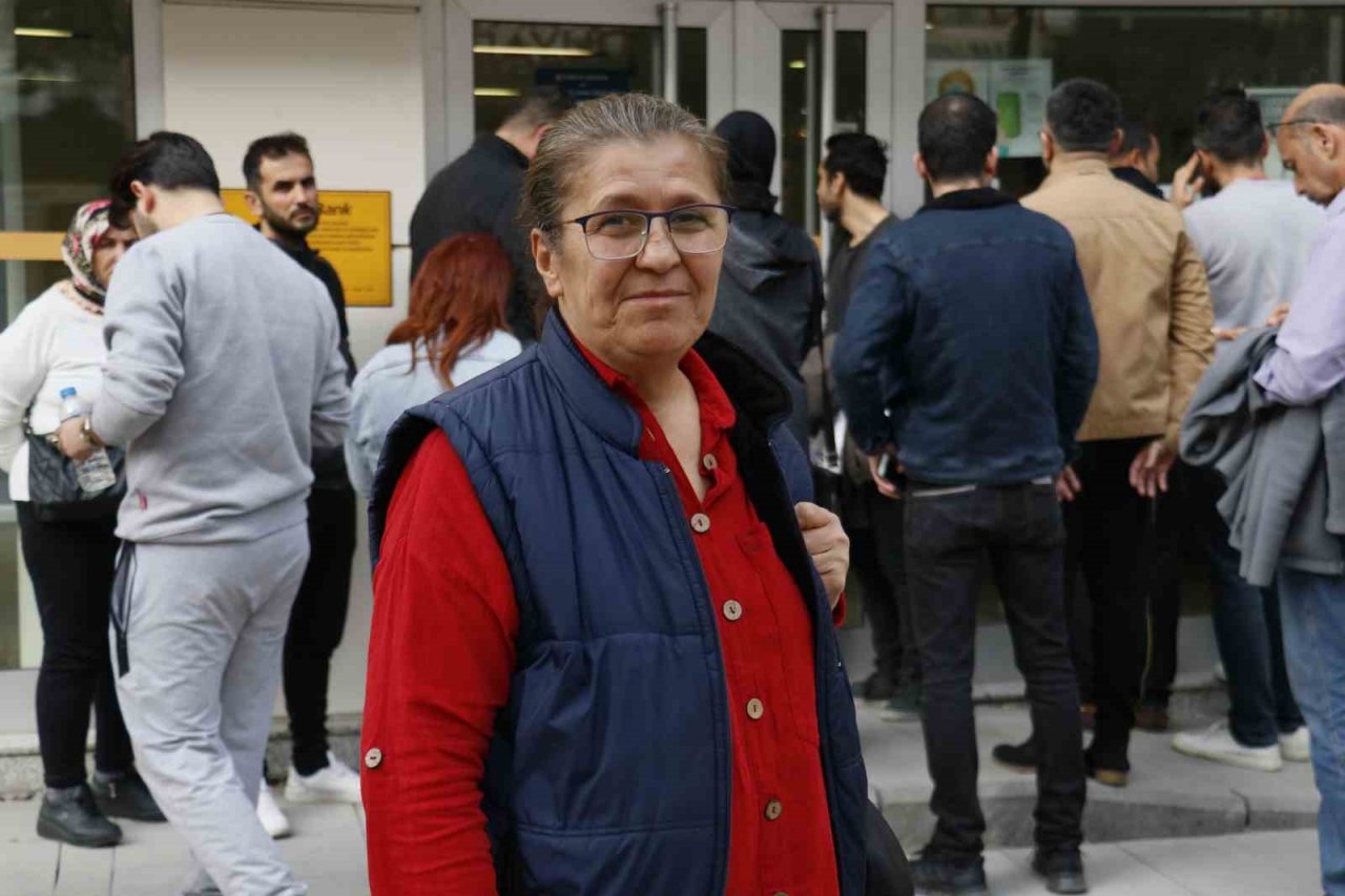 Deprem kredisi çekecek vatandaşlar bankaların önünde kuyruk oluşturdu