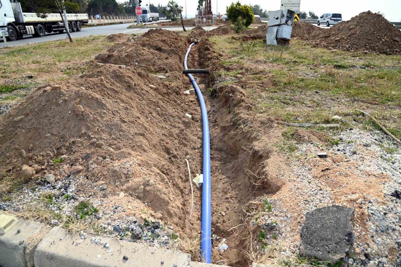 Manavgat Belediyesi’nden çevre yoluna modern sulama sistemi