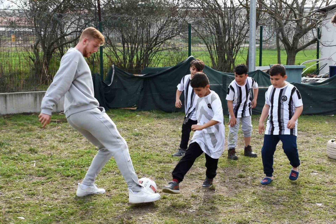 Manisa FK depremzede çocuklara moral oldu