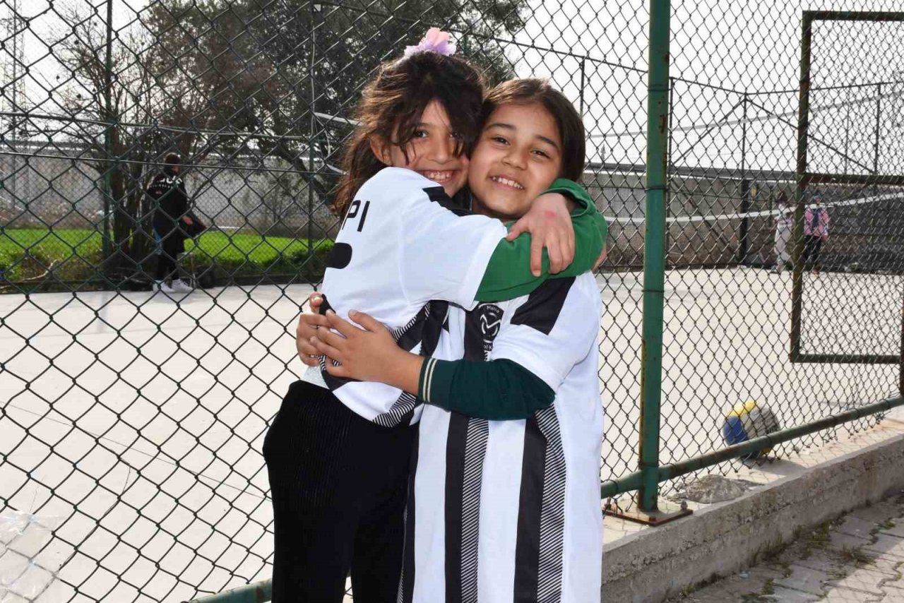 Manisa FK depremzede çocuklara moral oldu
