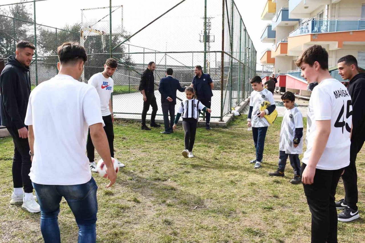 Manisa FK depremzede çocuklara moral oldu