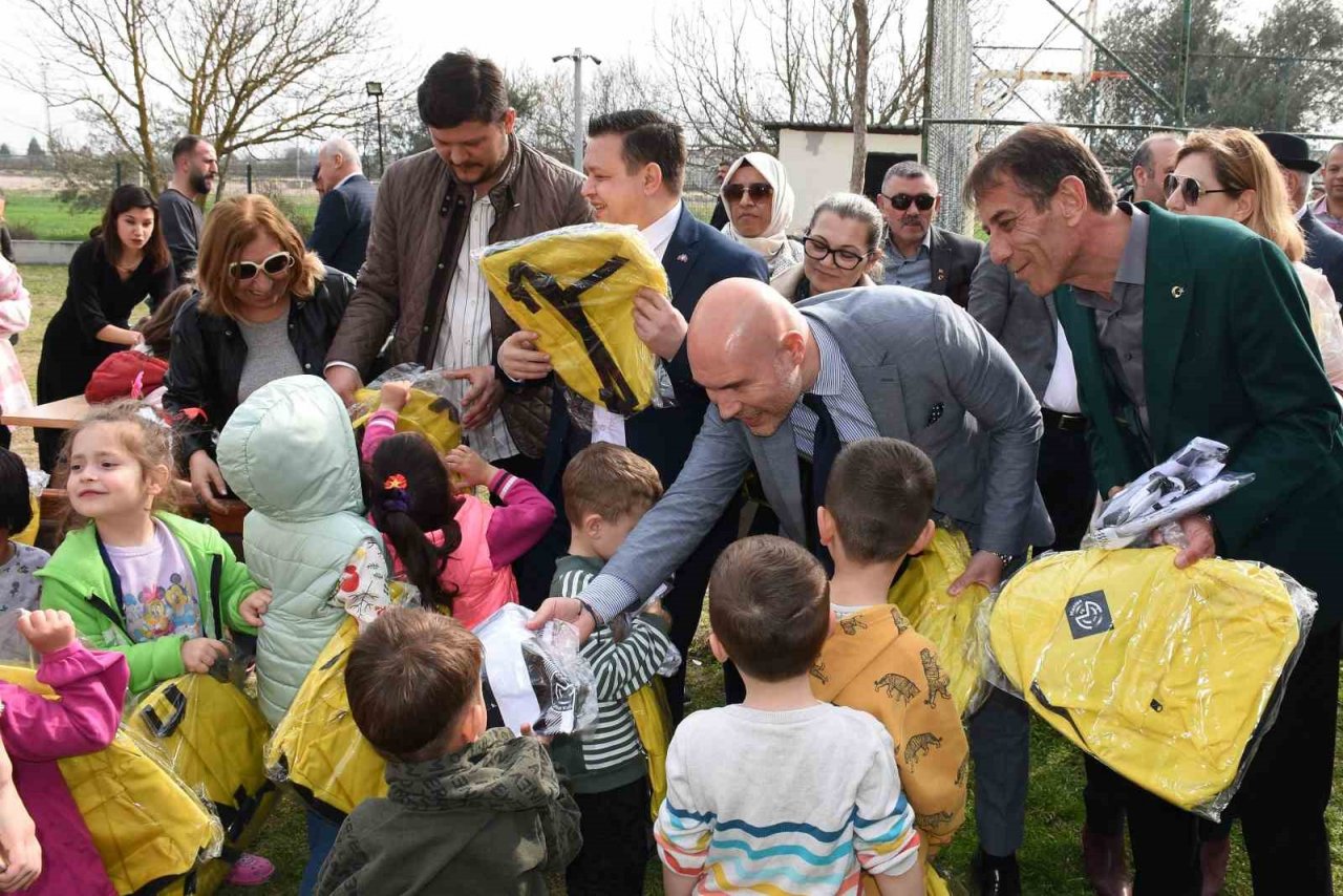 Manisa FK depremzede çocuklara moral oldu