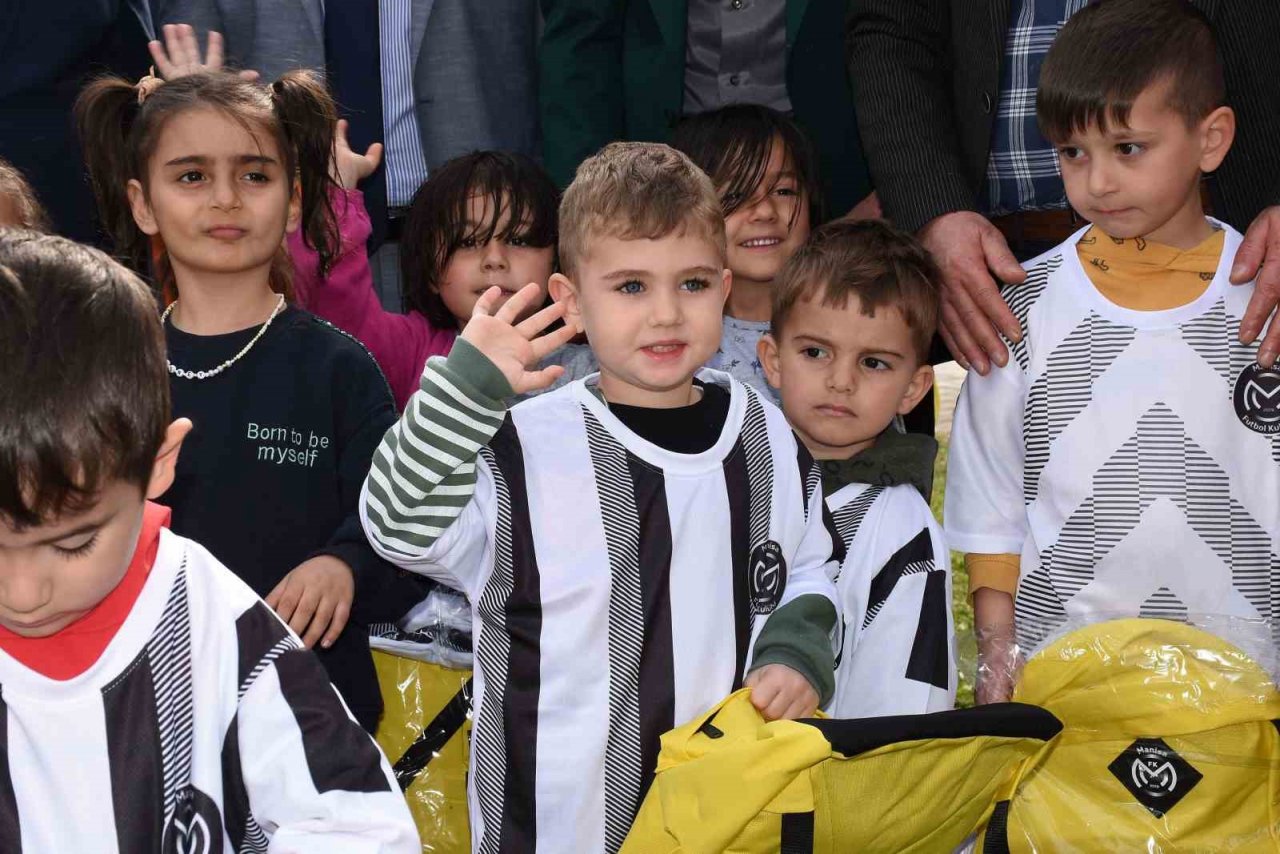 Manisa FK depremzede çocuklara moral oldu