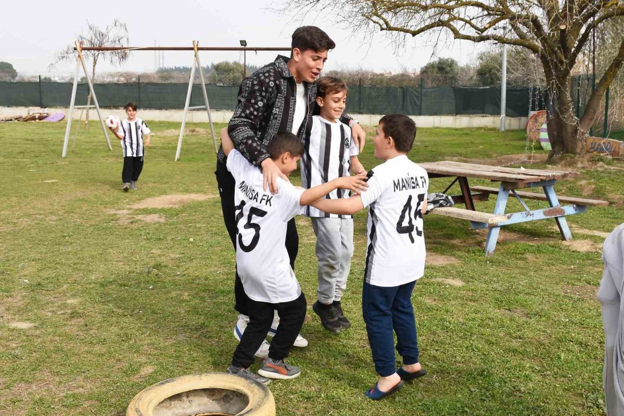 Manisa FK depremzede çocuklara moral oldu