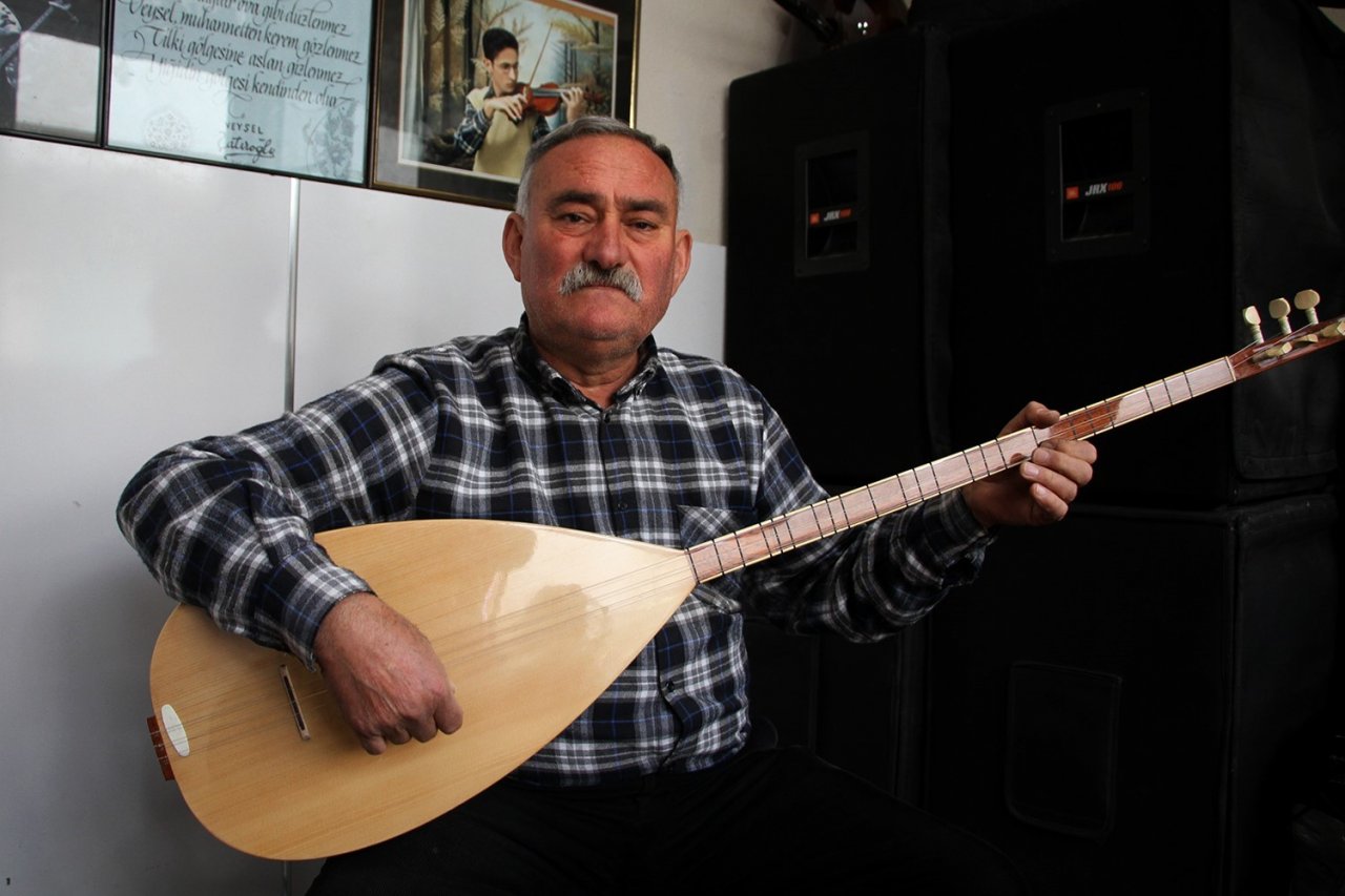 Mahalli sanatçı kendi yazdığı eseriyle duygulandırdı