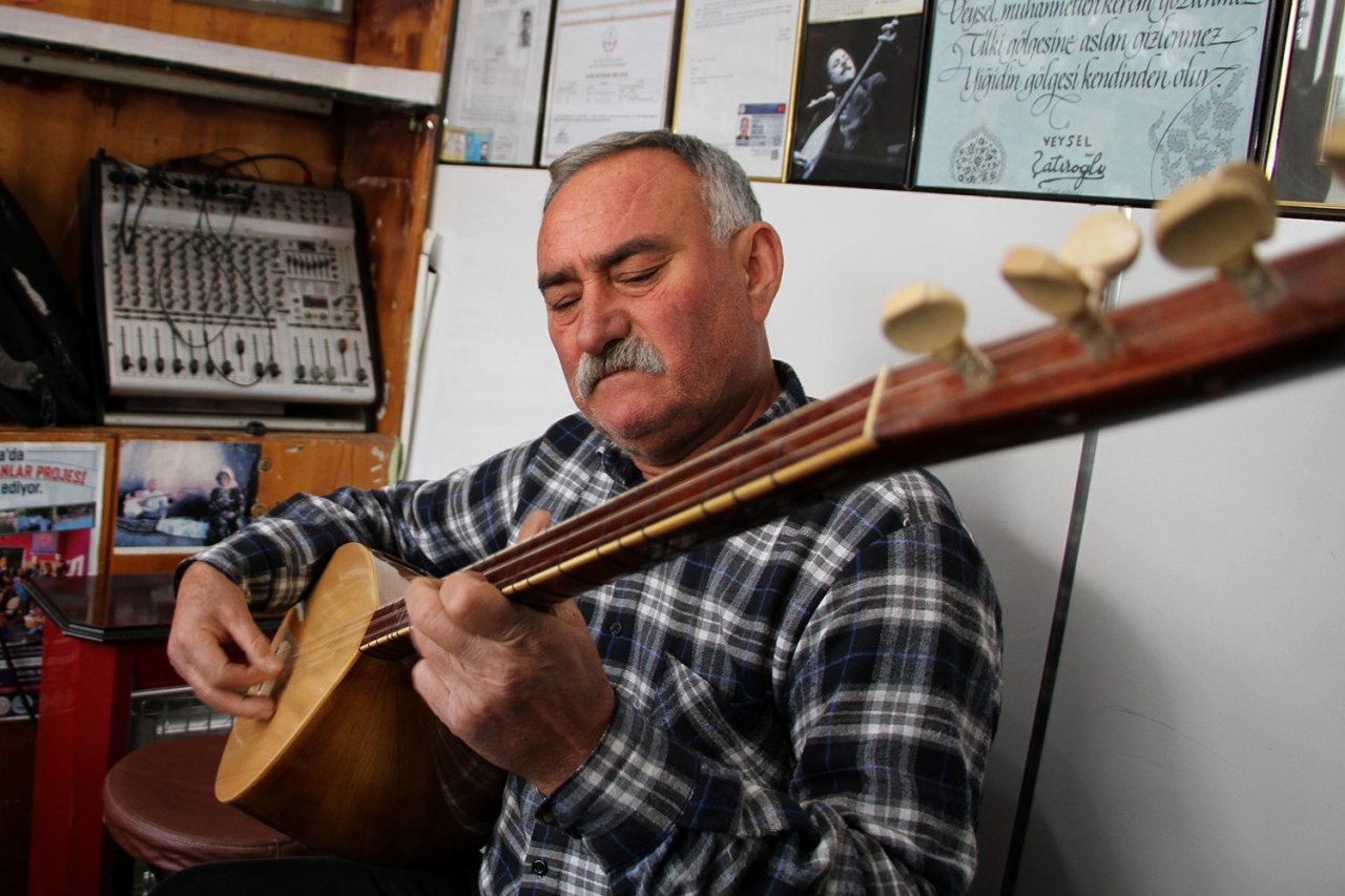 Mahalli sanatçı kendi yazdığı eseriyle duygulandırdı