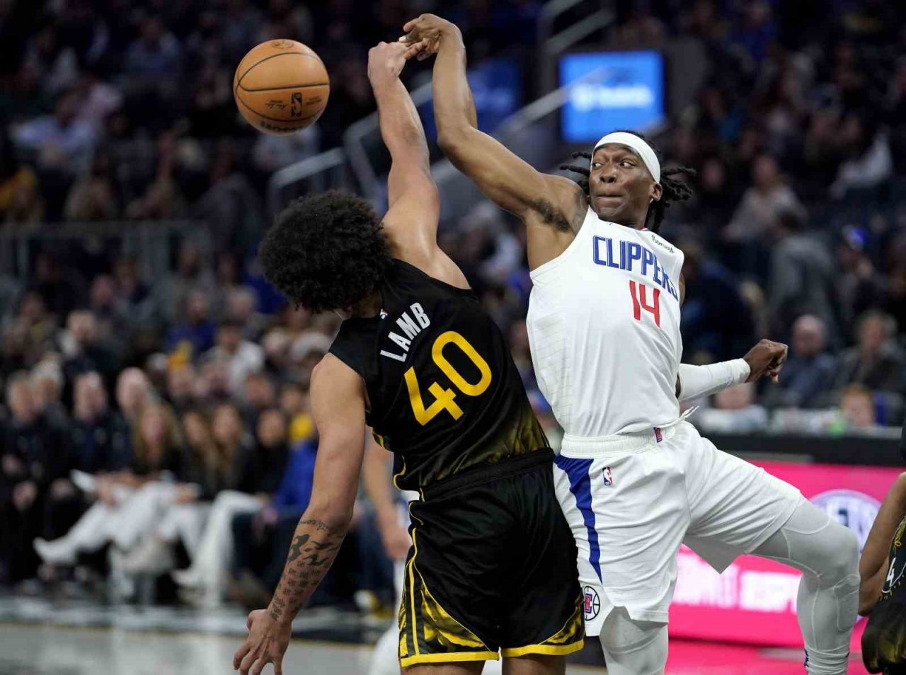 Golden State, Clippers’ı farklı mağlup etti