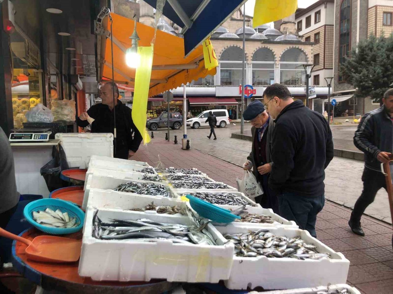 Hamside halk günü yaptı, 10 TL’den satışa çıkardı