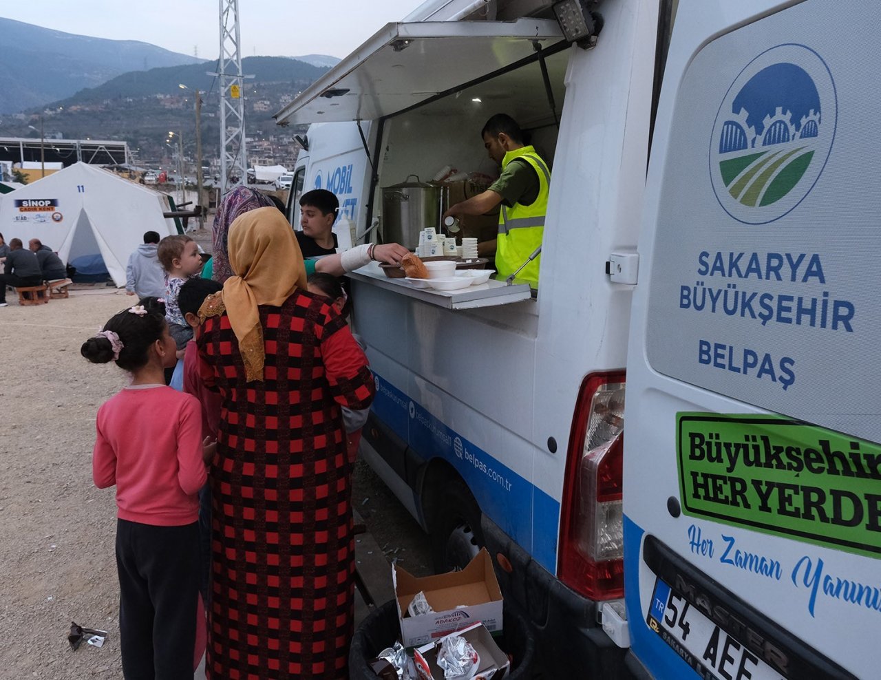 Deprem bölgesinde binlerce depremzedeye yemek ulaştırıyorlar