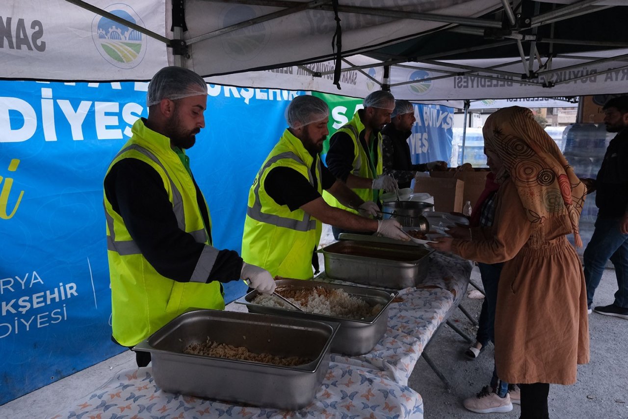 Deprem bölgesinde binlerce depremzedeye yemek ulaştırıyorlar