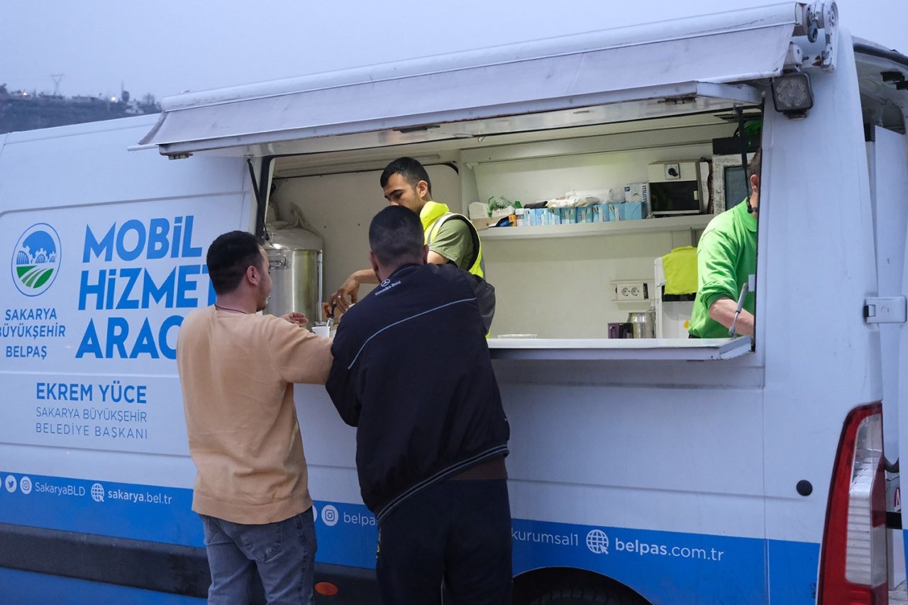 Deprem bölgesinde binlerce depremzedeye yemek ulaştırıyorlar