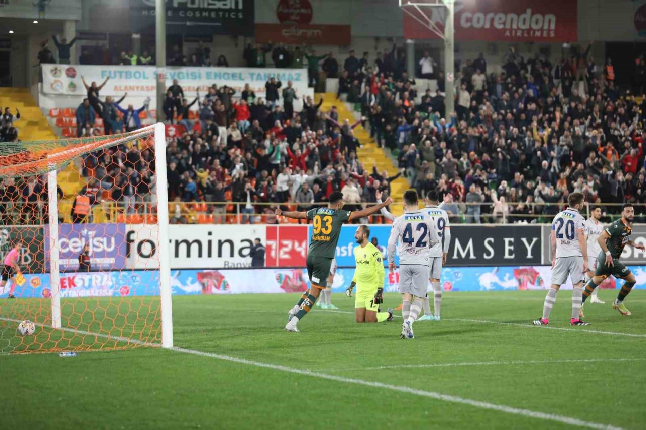 Spor Toto Süper Lig: Corendon Alanyaspor: 1 - Medipol Başakşehir: 0 (Maç sonucu)