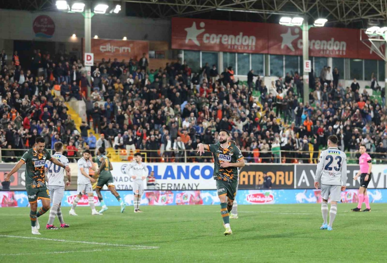 Spor Toto Süper Lig: Corendon Alanyaspor: 1 - Medipol Başakşehir: 0 (Maç sonucu)