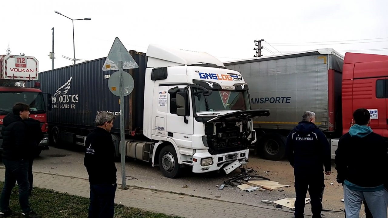 Tır ile kamyonet çarpıştı: 1 ağır yaralı