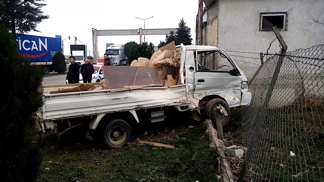 Tır ile kamyonet çarpıştı: 1 ağır yaralı