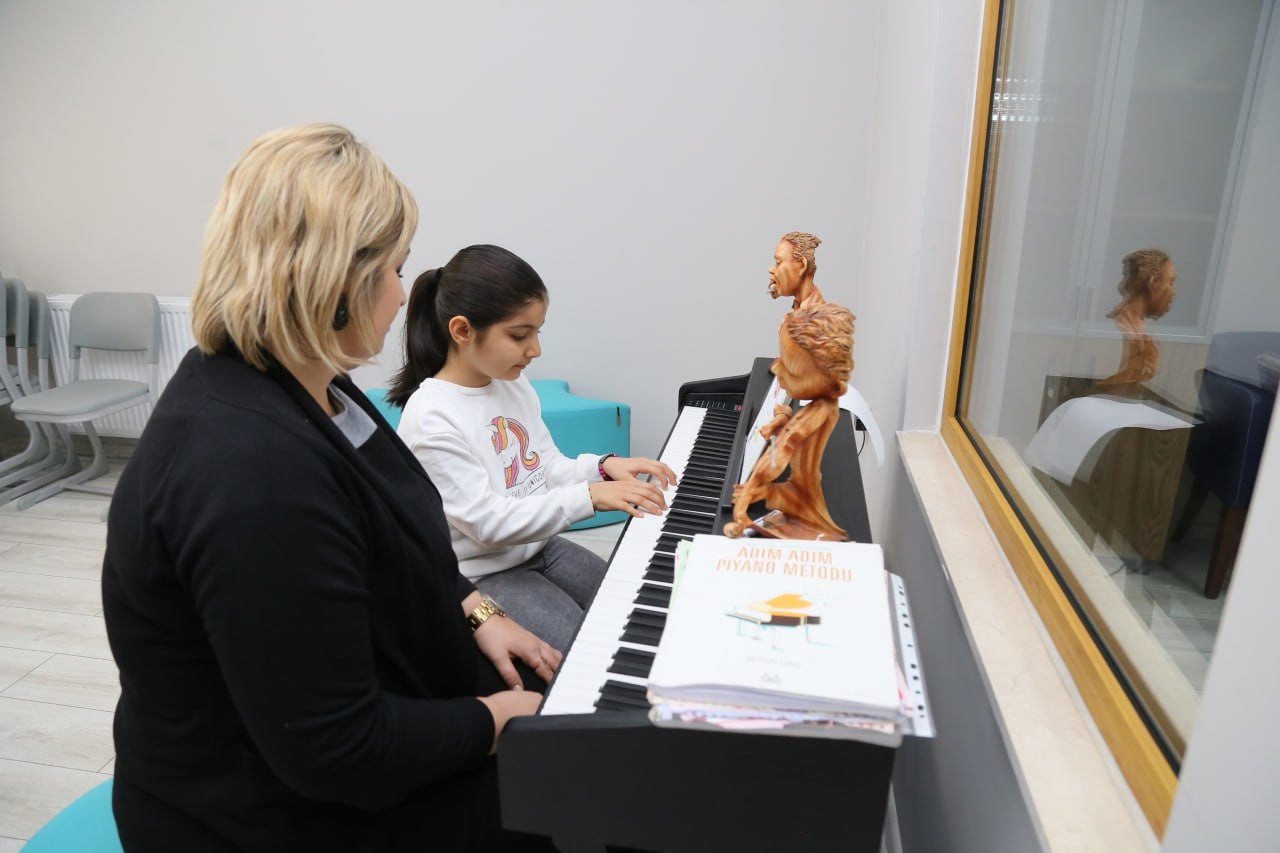 Gençler için ücretsiz piyano ve keman kursları başladı