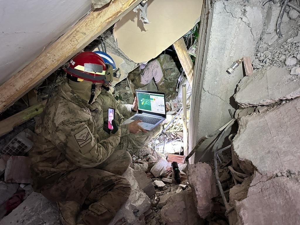 Milli yer altı görüntüleme cihazıyla enkaz altındaki vatandaşlar böyle tespit edildi