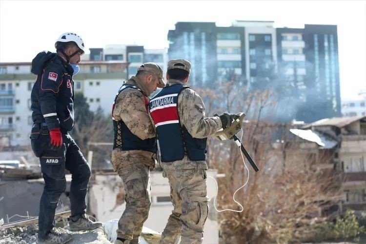 Milli yer altı görüntüleme cihazıyla enkaz altındaki vatandaşlar böyle tespit edildi